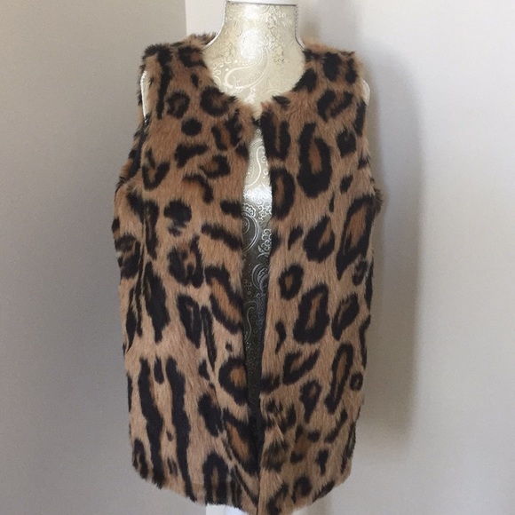Romeo and Juliet Couture Faux Fur Vest in Medium - Picture 9 of 9